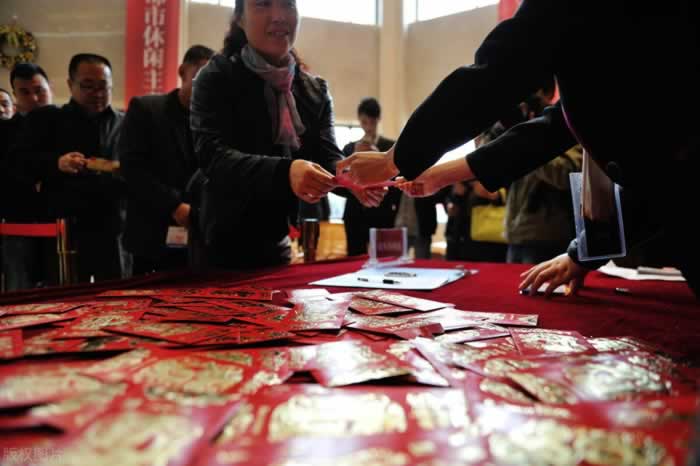 心理学家惊人推测：钱约等于爱_嘉待情感