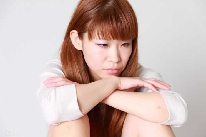 把一手好牌打个稀烂，你身边有这样的女人么-愿初情感