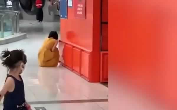 女子核酸阳性商场大哭：成年人的崩溃，往往只在一瞬间_嘉待情感