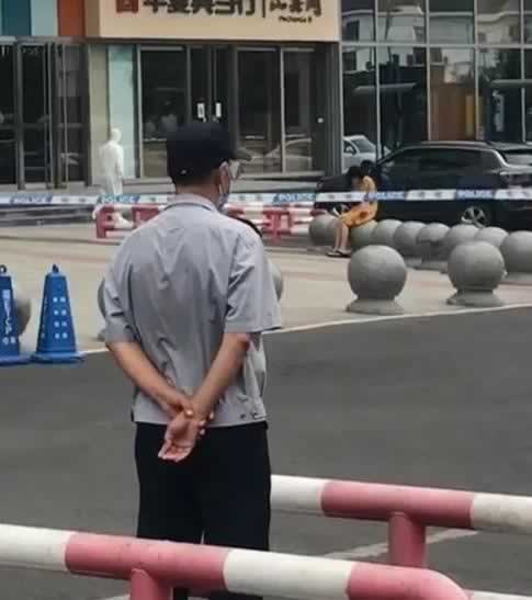 女子核酸阳性商场大哭：成年人的崩溃，往往只在一瞬间_嘉待情感