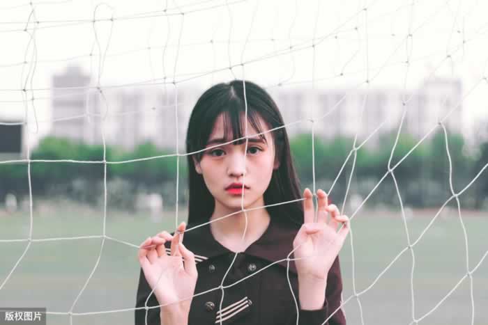 在感情里很“作”的女孩，其实都藏着“自卑情结”_嘉待情感