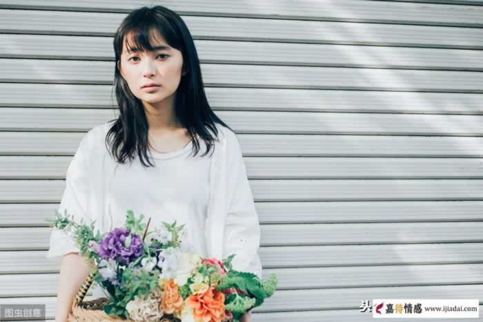 谈了一个男朋友，因为自己离过婚，内心感到特别自卑_嘉待情感