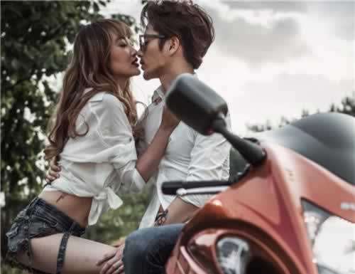 如何安慰男朋友？聪明的女人必懂男人的软肋_嘉待情感