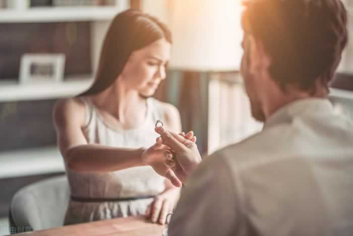 和男朋友分手了怎么办？挽回前男友全攻略_嘉待情感挽回