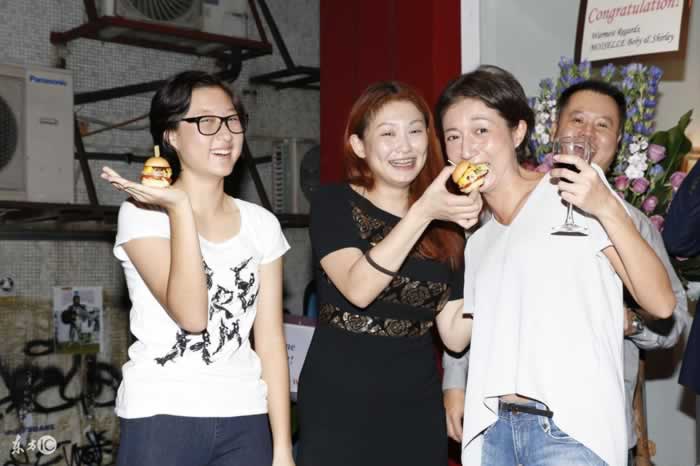 这个母亲“有毒”，拥有这样的母亲该哭还是该笑？-挽忆情感