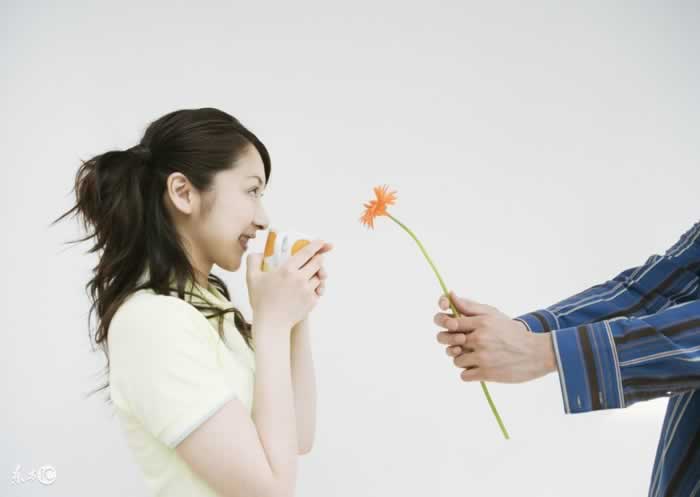 内向男生学好这几招！你也能被美女抢着要~_嘉待情感