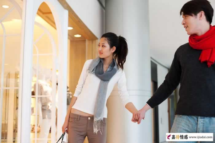 女人征服一个男人最好的方法：不是卑微讨好，而是牢记“3个词”_嘉待情感