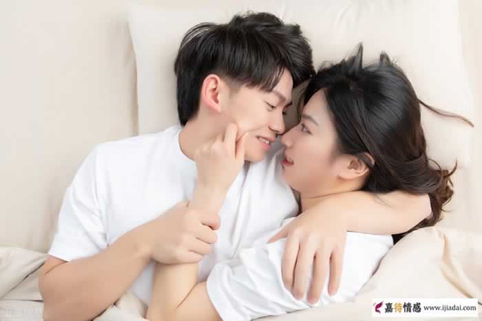 女人要知道：男人在家时，对你做这4件事，一定是爱你很深_嘉待情感